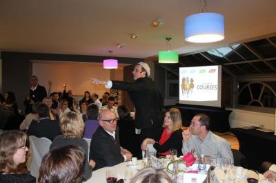Des personnes debout en cercle dans une grande salle colorée, participant à une activité collective.