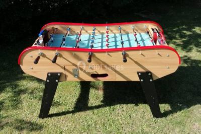 Un tandem décoré de fleurs et d'une caisse en bois, appuyé contre une clôture en bois avec un panneau publicitaire.