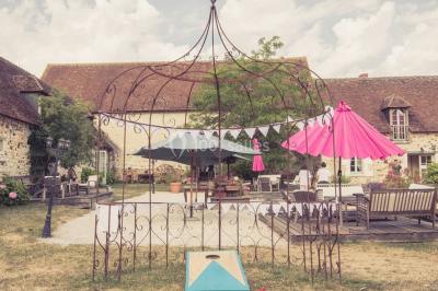 Un tandem décoré de fleurs et d'une caisse en bois, appuyé contre une clôture en bois avec un panneau publicitaire.