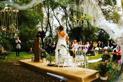 Miniature Chez PhiliGeö #11 Armoire en bois ouverte avec des clés suspendues, à côté d'une échelle portant des livres et des objets anciens.