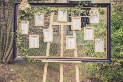 Miniature Chez PhiliGeö #20 Armoire en bois ouverte avec des clés suspendues, à côté d'une échelle portant des livres et des objets anciens.