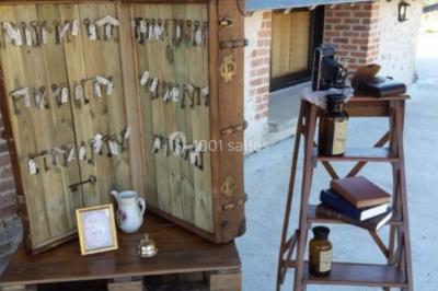 Miniature Chez PhiliGeö #21 Armoire en bois ouverte avec des clés suspendues, à côté d'une échelle portant des livres et des objets anciens.