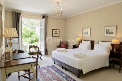 Miniature Location salle Gressy (Seine-et-Marne) - Le Manoir de Gressy #23 Une femme reçoit un massage sur une table dans une pièce chaleureuse avec des rideaux, des bougies et une lumière tamisée.