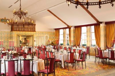 Miniature Location salle Gressy (Seine-et-Marne) - Le Manoir de Gressy #2 Une femme reçoit un massage sur une table dans une pièce chaleureuse avec des rideaux, des bougies et une lumière tamisée.