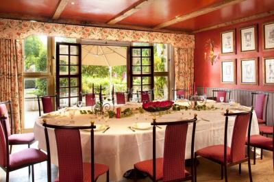 Miniature Location salle Gressy (Seine-et-Marne) - Le Manoir de Gressy #8 Une femme reçoit un massage sur une table dans une pièce chaleureuse avec des rideaux, des bougies et une lumière tamisée.