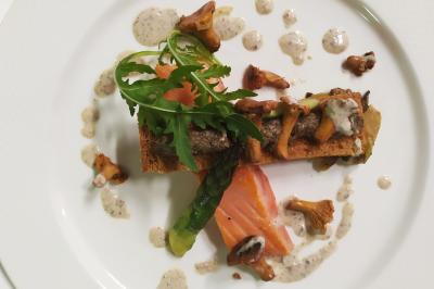 Miniature Location salle Gressy (Seine-et-Marne) - Le Manoir de Gressy #21 Une femme reçoit un massage sur une table dans une pièce chaleureuse avec des rideaux, des bougies et une lumière tamisée.