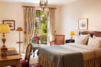 Miniature Location salle Gressy (Seine-et-Marne) - Le Manoir de Gressy #26 Une femme reçoit un massage sur une table dans une pièce chaleureuse avec des rideaux, des bougies et une lumière tamisée.