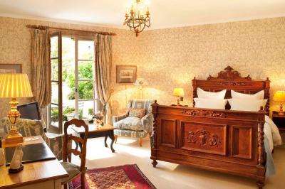 Miniature Location salle Gressy (Seine-et-Marne) - Le Manoir de Gressy #27 Une femme reçoit un massage sur une table dans une pièce chaleureuse avec des rideaux, des bougies et une lumière tamisée.