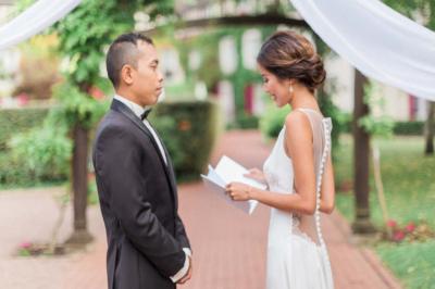 Miniature Location salle Gressy (Seine-et-Marne) - Le Manoir de Gressy #11 Une femme reçoit un massage sur une table dans une pièce chaleureuse avec des rideaux, des bougies et une lumière tamisée.