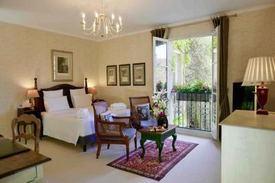 Miniature Location salle Gressy (Seine-et-Marne) - Le Manoir de Gressy #28 Une femme reçoit un massage sur une table dans une pièce chaleureuse avec des rideaux, des bougies et une lumière tamisée.