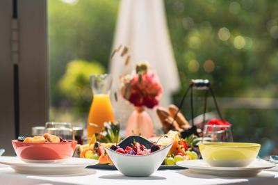 Miniature Location salle Gressy (Seine-et-Marne) - Le Manoir de Gressy #22 Une femme reçoit un massage sur une table dans une pièce chaleureuse avec des rideaux, des bougies et une lumière tamisée.
