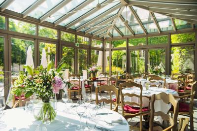 Miniature Location salle Gressy (Seine-et-Marne) - Le Manoir de Gressy #4 Une femme reçoit un massage sur une table dans une pièce chaleureuse avec des rideaux, des bougies et une lumière tamisée.