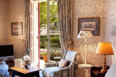 Miniature Location salle Gressy (Seine-et-Marne) - Le Manoir de Gressy #25 Une femme reçoit un massage sur une table dans une pièce chaleureuse avec des rideaux, des bougies et une lumière tamisée.