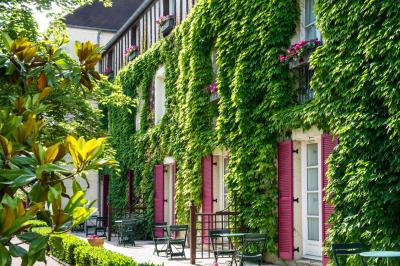 Miniature Location salle Gressy (Seine-et-Marne) - Le Manoir de Gressy #9 Une femme reçoit un massage sur une table dans une pièce chaleureuse avec des rideaux, des bougies et une lumière tamisée.