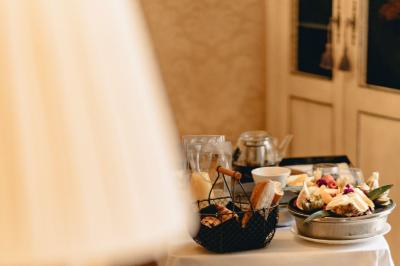 Miniature Location salle Gressy (Seine-et-Marne) - Le Manoir de Gressy #17 Une femme reçoit un massage sur une table dans une pièce chaleureuse avec des rideaux, des bougies et une lumière tamisée.