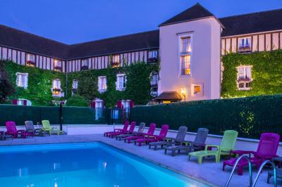 Miniature Location salle Gressy (Seine-et-Marne) - Le Manoir de Gressy #24 Une femme reçoit un massage sur une table dans une pièce chaleureuse avec des rideaux, des bougies et une lumière tamisée.