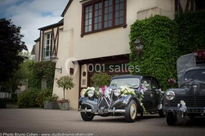 Miniature Location salle Gressy (Seine-et-Marne) - Le Manoir de Gressy #13 Une femme reçoit un massage sur une table dans une pièce chaleureuse avec des rideaux, des bougies et une lumière tamisée.