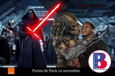 Deux femmes posent devant un décor de route désertique avec une moto et un logo ’AutomoTo 66’.