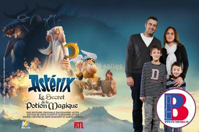 Deux femmes posent devant un décor de route désertique avec une moto et un logo ’AutomoTo 66’.