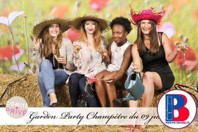 Deux femmes posent devant un décor de route désertique avec une moto et un logo ’AutomoTo 66’.