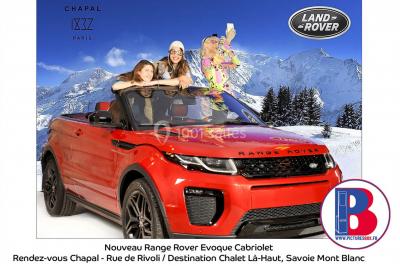 Deux femmes posent devant un décor de route désertique avec une moto et un logo ’AutomoTo 66’.