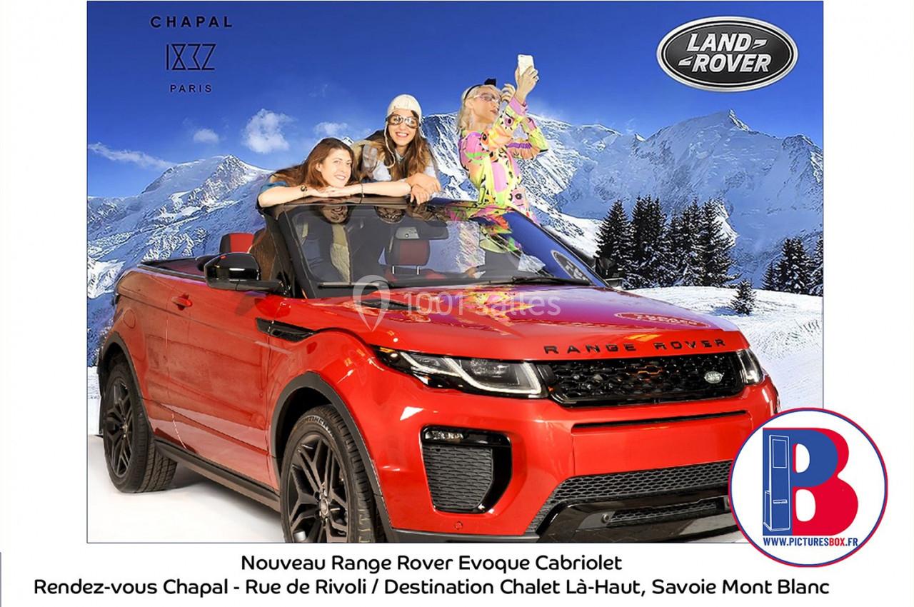 Trois personnes souriantes dans un Range Rover Evoque Cabriolet rouge, avec un paysage enneigé en arrière-plan.