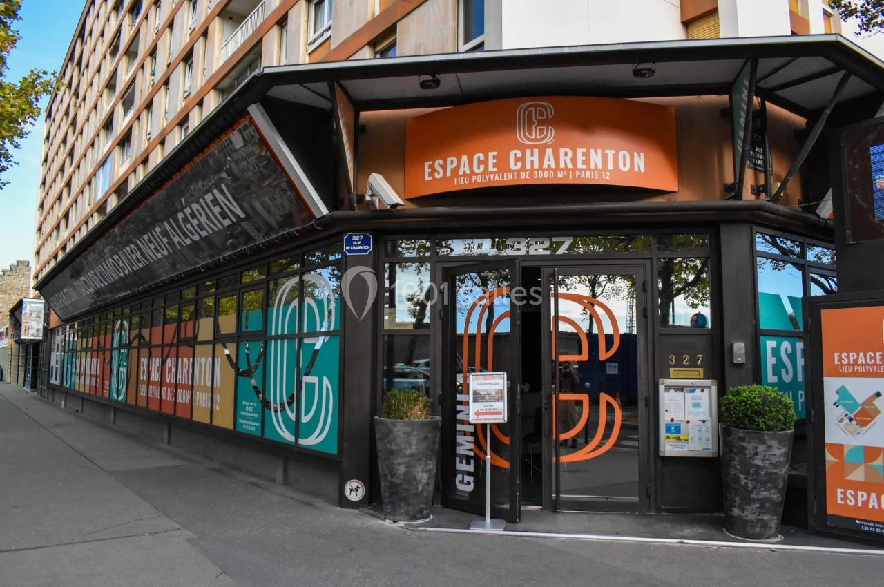 Façade vitrée de l'Espace Charenton à Paris, avec enseignes colorées et entrée principale visible.