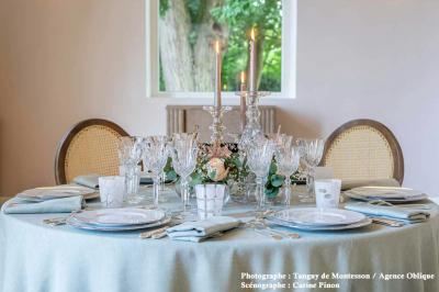 Décoration intérieure avec guirlandes de fleurs suspendues et meubles éclairés par des motifs ajourés.