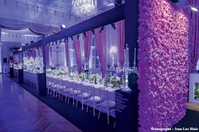 Décoration intérieure avec guirlandes de fleurs suspendues et meubles éclairés par des motifs ajourés.