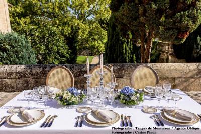 Décoration intérieure avec guirlandes de fleurs suspendues et meubles rétroéclairés ornés de motifs ajourés.