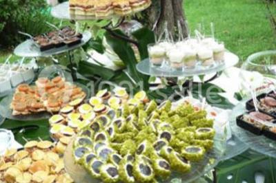 Miniature Traiteur Mouans-Sartoux (Alpes-Maritimes) - Jerome Ravel Traiteur #8 Table en bois décorée de fleurs colorées, verres, assiettes et couverts, installée en extérieur sous une tente.