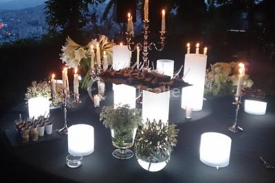 Miniature Traiteur Mouans-Sartoux (Alpes-Maritimes) - Jerome Ravel Traiteur #2 Table en bois décorée de fleurs colorées, verres, assiettes et couverts, installée en extérieur sous une tente.