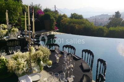 Miniature Traiteur Mouans-Sartoux (Alpes-Maritimes) - Jerome Ravel Traiteur #9 Table en bois décorée de fleurs colorées, verres, assiettes et couverts, installée en extérieur sous une tente.