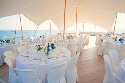 Miniature Traiteur Mouans-Sartoux (Alpes-Maritimes) - Jerome Ravel Traiteur #10 Table en bois décorée de fleurs colorées, verres, assiettes et couverts, installée en extérieur sous une tente.