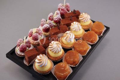 Miniature Traiteur Mouans-Sartoux (Alpes-Maritimes) - Jerome Ravel Traiteur #6 Table en bois décorée de fleurs colorées, verres, assiettes et couverts, installée en extérieur sous une tente.