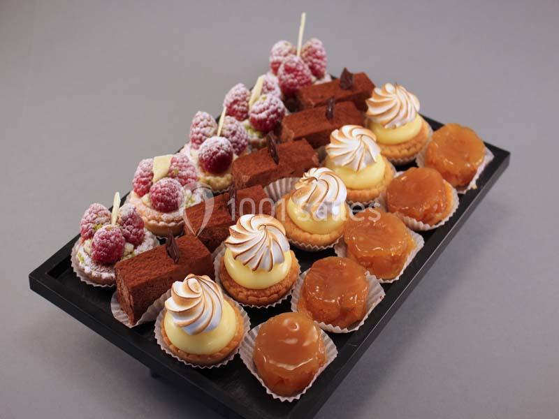 Plateau de pâtisseries variées comprenant tartelettes, gâteaux au chocolat, mignardises aux fruits et desserts caramélisés.