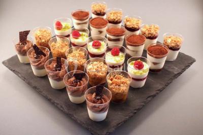 Miniature Traiteur Mouans-Sartoux (Alpes-Maritimes) - Jerome Ravel Traiteur #5 Table en bois décorée de fleurs colorées, verres, assiettes et couverts, installée en extérieur sous une tente.