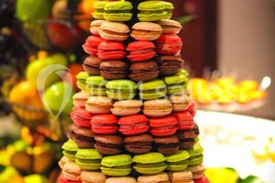 Miniature Traiteur Mouans-Sartoux (Alpes-Maritimes) - Jerome Ravel Traiteur #7 Table en bois décorée de fleurs colorées, verres, assiettes et couverts, installée en extérieur sous une tente.