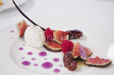 Miniature Traiteur Mouans-Sartoux (Alpes-Maritimes) - Jerome Ravel Traiteur #3 Table en bois décorée de fleurs colorées, verres, assiettes et couverts, installée en extérieur sous une tente.