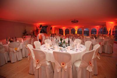 Miniature Traiteur Mouans-Sartoux (Alpes-Maritimes) - Jerome Ravel Traiteur #16 Table en bois décorée de fleurs colorées, verres, assiettes et couverts, installée en extérieur sous une tente.