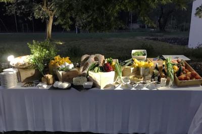 Miniature Traiteur Mouans-Sartoux (Alpes-Maritimes) - Jerome Ravel Traiteur #13 Table en bois décorée de fleurs colorées, verres, assiettes et couverts, installée en extérieur sous une tente.