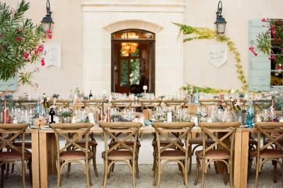 Miniature Traiteur Mouans-Sartoux (Alpes-Maritimes) - Jerome Ravel Traiteur #17 Table en bois décorée de fleurs colorées, verres, assiettes et couverts, installée en extérieur sous une tente.