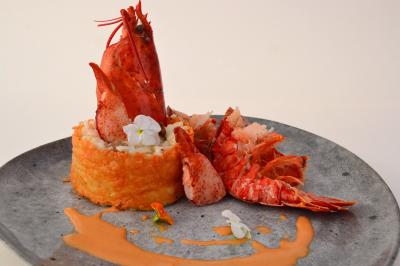 Miniature Traiteur Mouans-Sartoux (Alpes-Maritimes) - Jerome Ravel Traiteur #20 Table en bois décorée de fleurs colorées, verres, assiettes et couverts, installée en extérieur sous une tente.