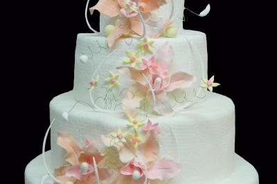 Miniature Traiteur Mouans-Sartoux (Alpes-Maritimes) - Jerome Ravel Traiteur #21 Table en bois décorée de fleurs colorées, verres, assiettes et couverts, installée en extérieur sous une tente.