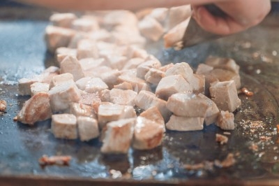 Miniature Traiteur Montblanc (Hérault) - Traiteur Lallemand #2 Portion de viande braisée servie dans une petite coupelle, garnie de pousses rouges.