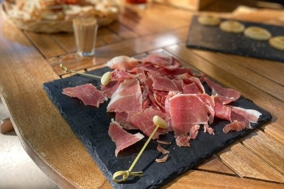 Miniature Traiteur Montblanc (Hérault) - Traiteur Lallemand #4 Portion de viande braisée servie dans une petite coupelle, garnie de pousses rouges.