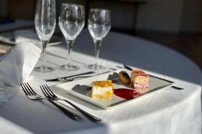 Miniature Traiteur Montblanc (Hérault) - Traiteur Lallemand #5 Portion de viande braisée servie dans une petite coupelle, garnie de pousses rouges.