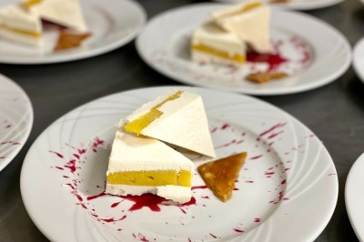 Miniature Traiteur Montblanc (Hérault) - Traiteur Lallemand #6 Portion de viande braisée servie dans une petite coupelle, garnie de pousses rouges.