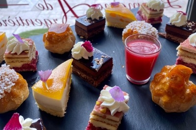 Miniature Traiteur Montblanc (Hérault) - Traiteur Lallemand #7 Portion de viande braisée servie dans une petite coupelle, garnie de pousses rouges.