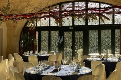 Miniature Traiteur Montblanc (Hérault) - Traiteur Lallemand #8 Portion de viande braisée servie dans une petite coupelle, garnie de pousses rouges.